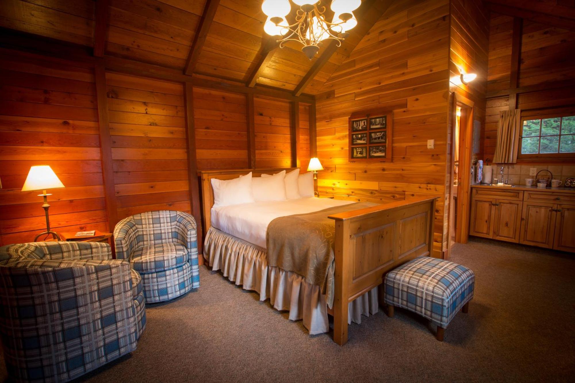 Paradise And Lodge *